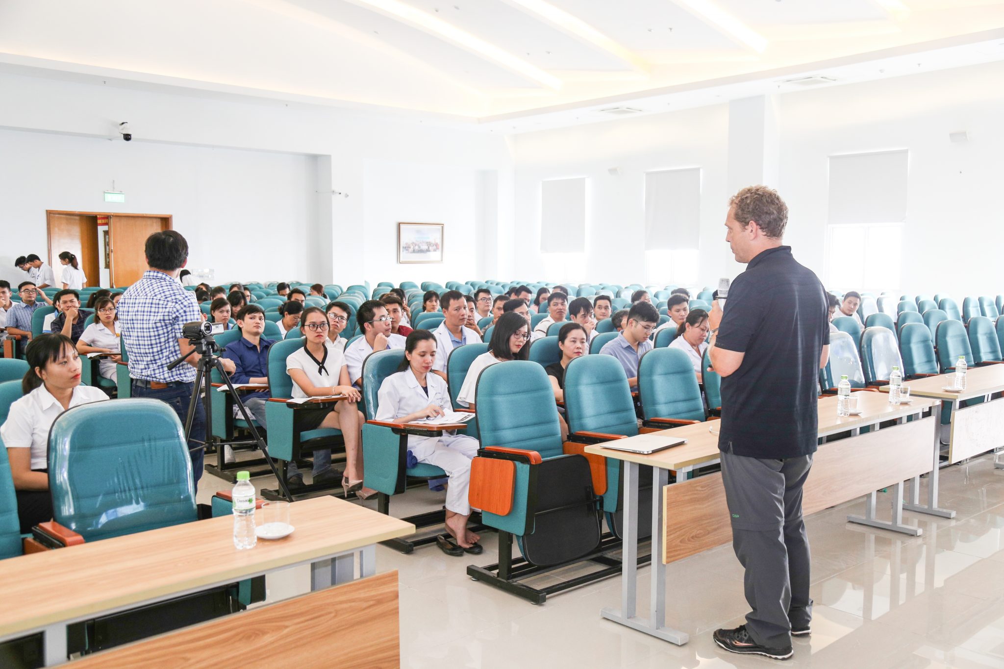 Gs.KRAINIK- trưởng khoa CĐHA Đại Học Grenoble- Pháp đến thăm Bệnh viện