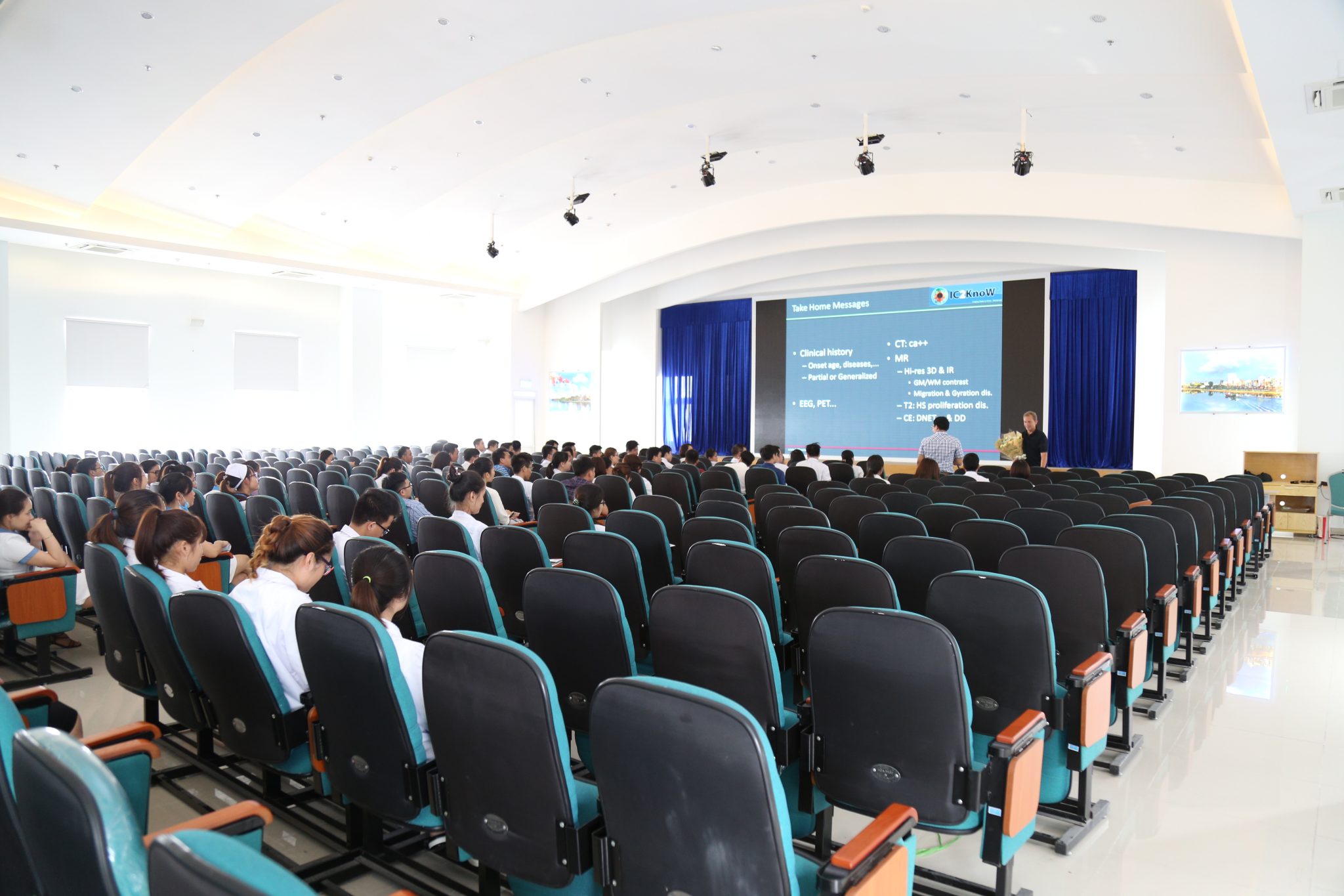 Gs.KRAINIK- trưởng khoa CĐHA Đại Học Grenoble- Pháp đến thăm Bệnh viện