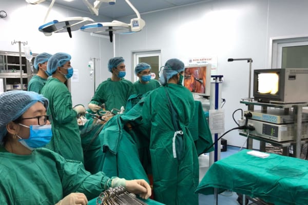 Khoa Ngoại, Bệnh viện đa khoa quốc tế Hải Phòng thực hiện thành công phẫu thuật nội soi ung thư trực tràng với sự hỗ trợ nội soi tiêu hoá trong mổ.
