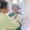 Mổ lấy thai “mẹ tròn con vuông” cho sản phụ mang song thai, thiếu máu tại khoa sản 2