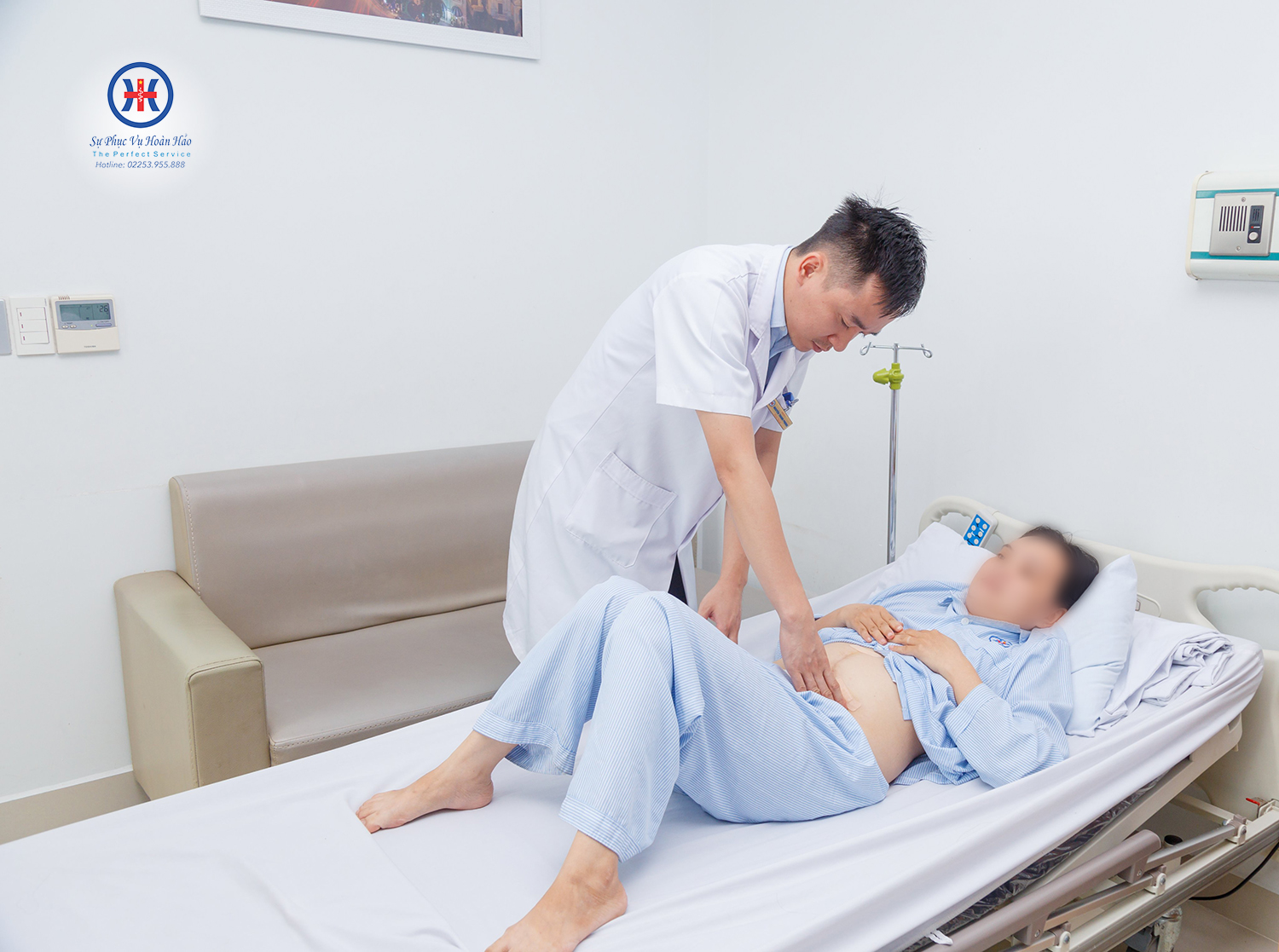 bác sĩ CKI Nguyễn Thanh Phong thăm khám cho bệnh nhân