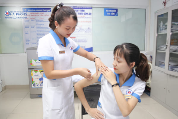 Tiêm vắc xin cúm mùa cho toàn bộ nhân viên y tế – Khỏe để phục vụ bệnh nhân