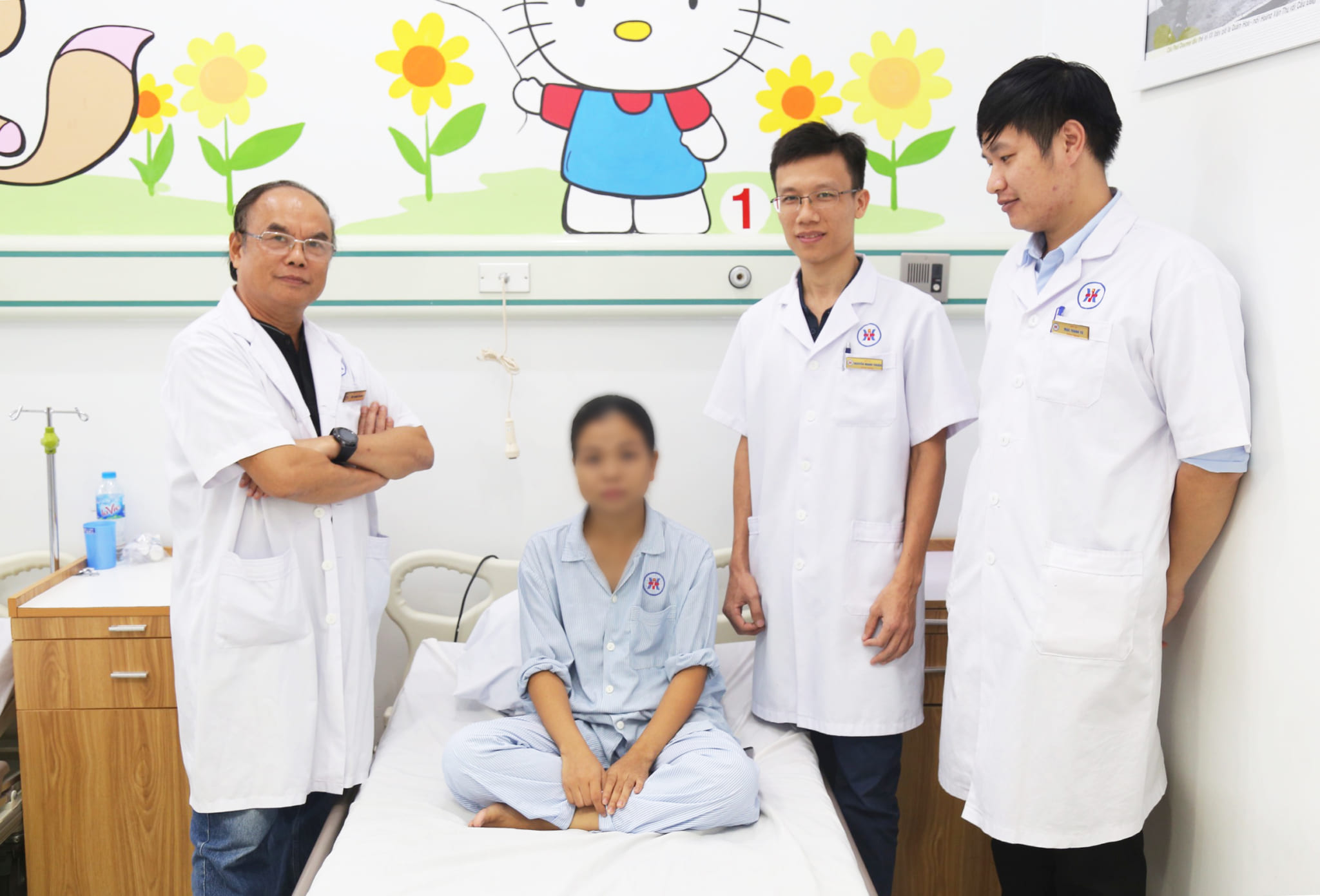 Đội ngũ y bác sĩ Khoa Ngoại thăm khám trực tiếp bệnh nhân sau mổ