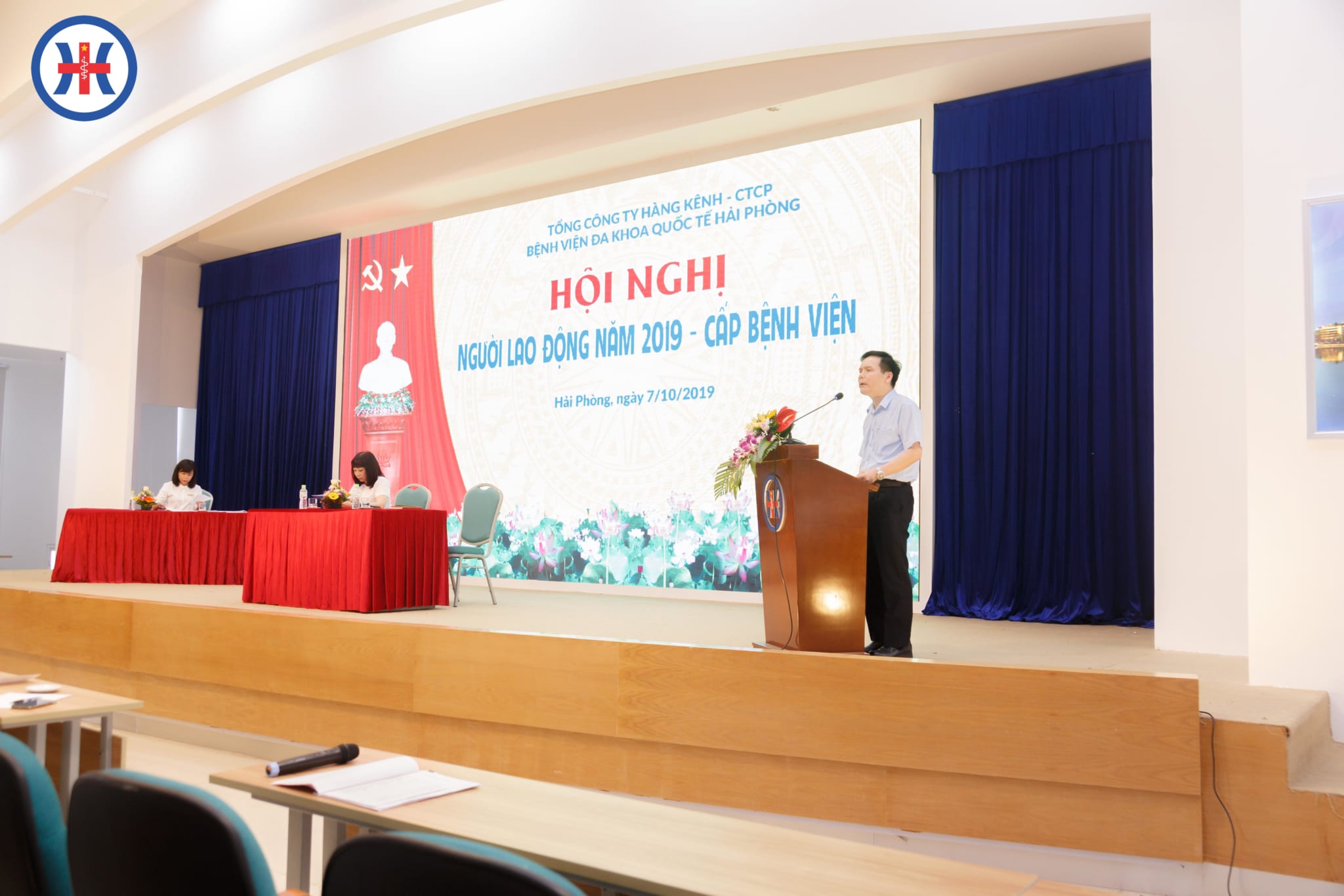 PGS.TS Nguyễn Thanh Hồi - Giám đốc điều hành Bệnh viện đã trực tiếp giải đáp các ý kiến thắc mắc liên quan đến hoạt động chuyên môn của đơn vị, về quyền lợi ích, nghĩa vụ và trách nhiệm của cán bộ công nhân viên bệnh viện.