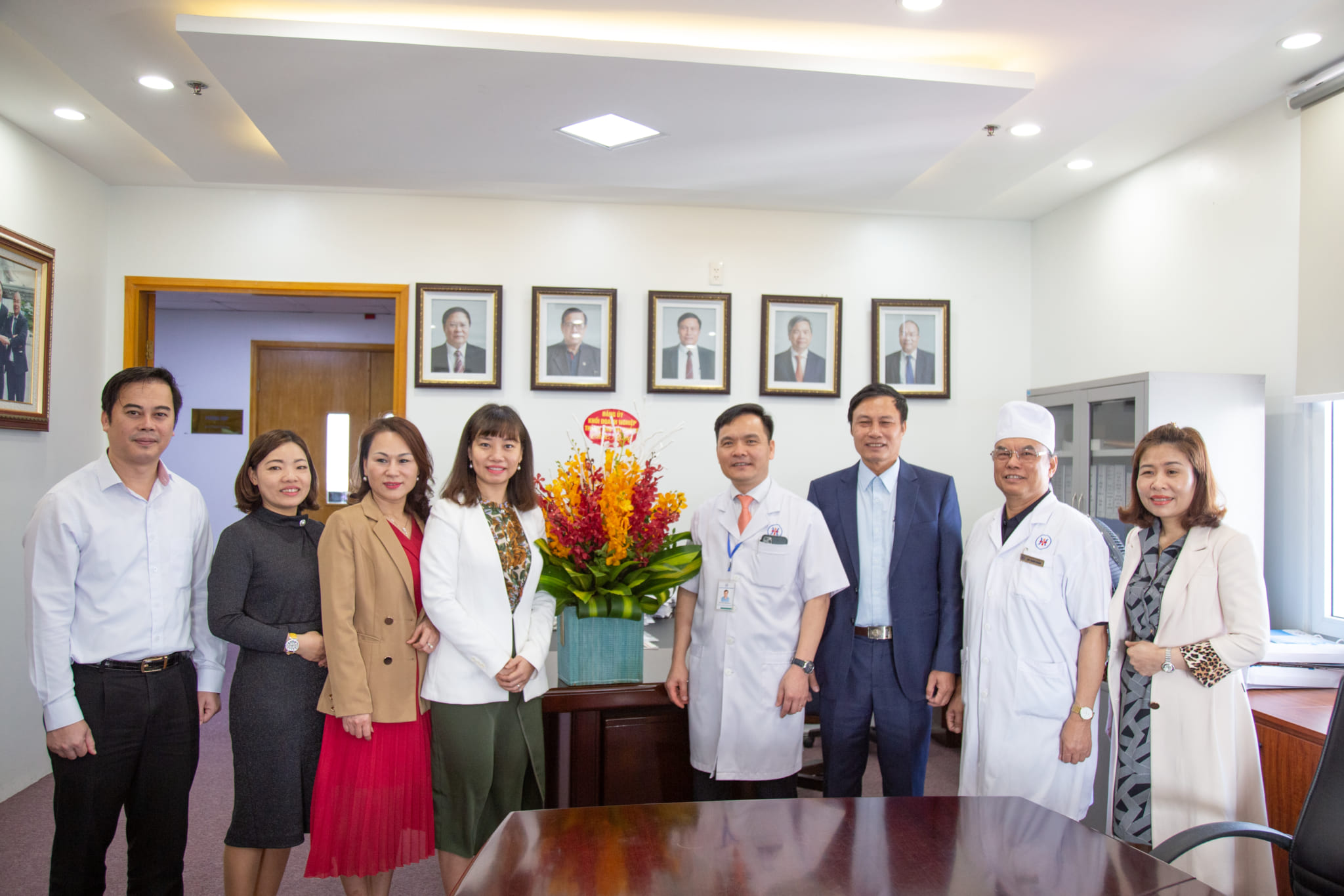 Đại diện lãnh đạo các Ban của Đảng ủy Khối doanh nghiệp Tp Hải Phòng tặng hoa và chúc mừng bệnh viện nhân ngày thầy thuốc Việt Nam 27-02