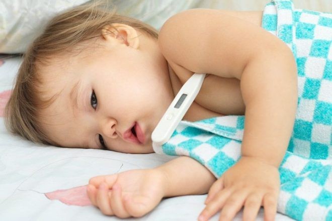 Trẻ bị sốt virus có nên tiêm vắc xin không?
