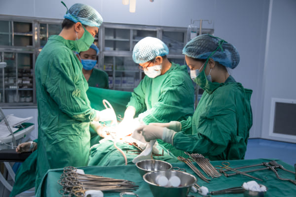 Các bác sĩ liên chuyên khoa chung tay cắt khối u buồng trứng khổng lồ cho bệnh nhân thiểu năng trí tuệ do di chứng chất độc màu da cam