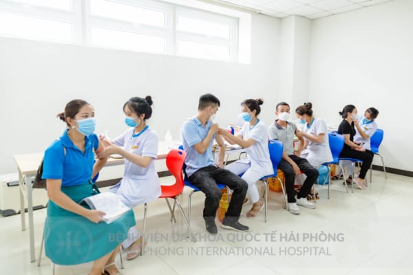 Bệnh viện đa khoa Quốc tế Hải Phòng triển khai tiêm vắc xin phòng COVID 19 liều nhắc lại lần 2 (mũi 4) cho người lao động tại Khu Công nghiệp Tràng Duệ