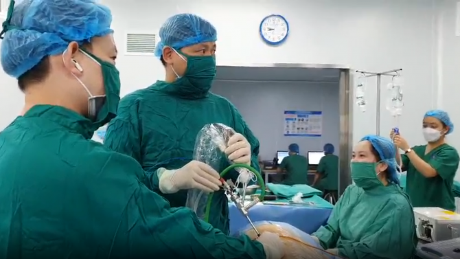 TS.BSNT Phạm Việt Hà - Giám đốc chuyên môn khối Ngoại Bệnh viện đa khoa Quốc tế Hải Phòng cùng ekip thực hiện phương pháp tán sỏi qua da