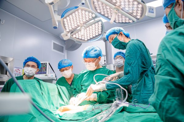 PHẪU THUẬT NỘI SOI LỒNG NGỰC LOẠI BỎ THÀNH CÔNG U TRUNG THẤT NGUY HIỂM CHO NGƯỜI BỆNH