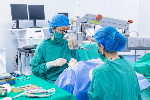 PHẪU THUẬT KỊP THỜI NGƯỜI BỆNH ĐỤC THỦY TINH THỂ TRÊN NỀN BỆNH PHỨC TẠP