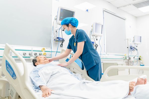 Từ nguy kịch đến hành trình hồi phục: CỤ BÀ 77 TUỔI SỐC NHIỄM KHUẨN, VIÊM PHỔI BIẾN CHỨNG ARDS NẶNG, NHIỄM COVID 19 KÈM NHIỀU BỆNH LÍ NỀN ĐƯỢC CỨU CHỮA THÀNH CÔNG