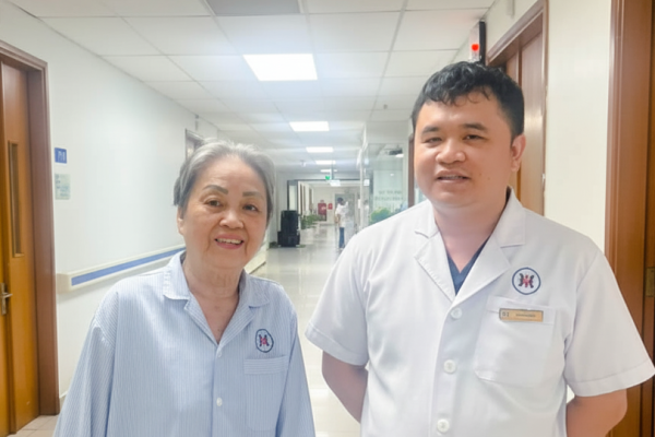 THAY KHỚP HÁNG BÁN PHẦN CHO CỤ BÀ 76 TUỔI GÃY CỔ XƯƠNG ĐÙI DI LỆCH TRÊN NỀN ĐA BỆNH LÝ NỘI KHOA NẶNG