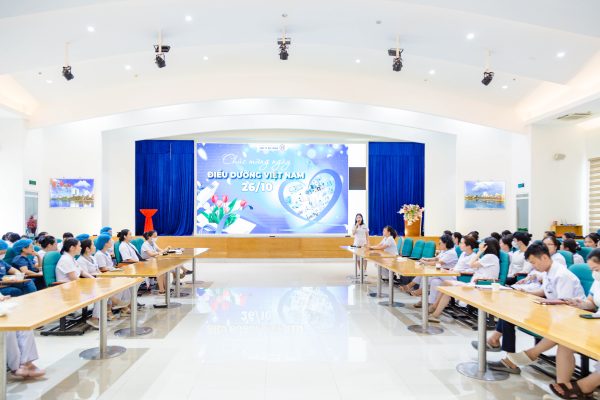 Chào mừng Ngày Điều Dưỡng Việt Nam 26/10: THẢO LUẬN, TRAO ĐỔI CHUYÊN MÔN, HƯỚNG TỚI MÔ HÌNH CHĂM SÓC NGƯỜI BỆNH TOÀN DIỆN, CHUYÊN NGHIỆP