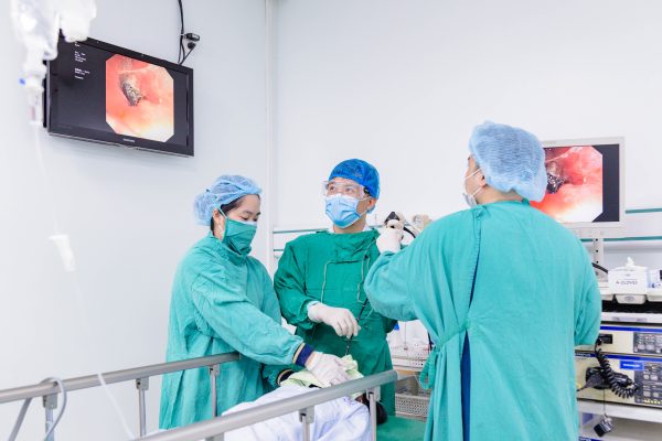 HO KÉO DÀI 1 NĂM, BẤT NGỜ PHÁT HIỆN HẠT HỒNG XIÊM MẮC TRONG PHẾ QUẢN