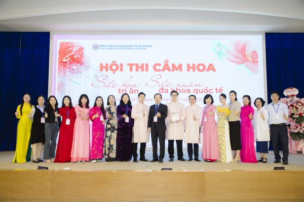 RỰC RỠ HỘI THI CẮM HOA: “SẮC HOA TRI ÂN – SẮC XUÂN ĐA KHOA QUỐC TẾ”